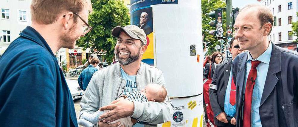 Das Kreuz mit dem Kreuz. Auch wenn es hier anders aussieht: Die Menschen in seinem Wahlkreis Friedrichshain-Kreuzberg-Prenzlauer Berg Ost sind Serdar Somuncu (Mitte), so sagt er, egal. Wählen sollten sie ihn aber trotzdem, allein schon, weil es in Zeiten von Erdogan einen türkischen Bundeskanzler braucht – findet zumindest Martin Sonneborn (rechts). 