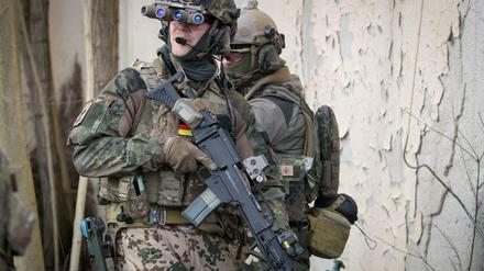 KSK-Soldaten trainieren den Häuserkampf und Geiselbefreiung.