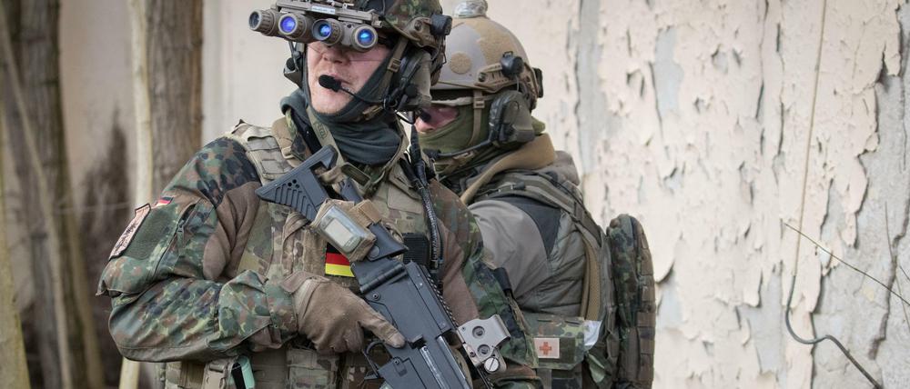 KSK-Soldaten trainieren den Häuserkampf und Geiselbefreiung.