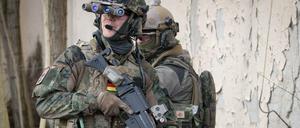 KSK-Soldaten trainieren den Häuserkampf und Geiselbefreiung.