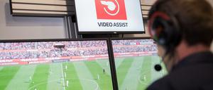 Die Videoassistenten sollen das Schiedsrichter-Gespann eigentlich auf dem Feld bei strittigen Entscheidungen unterstützen. 