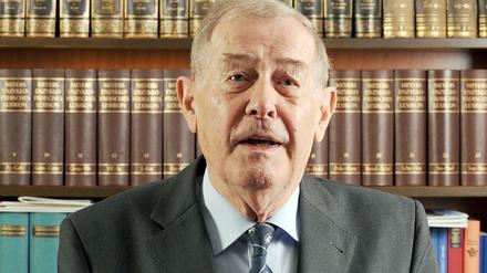 Der Historiker Eberhard Jäckel. Er starb mit 88 Jahren in Stuttgart, wo er viele Jahre die Professur für Neuere Zeitgeschichte innehatte. 