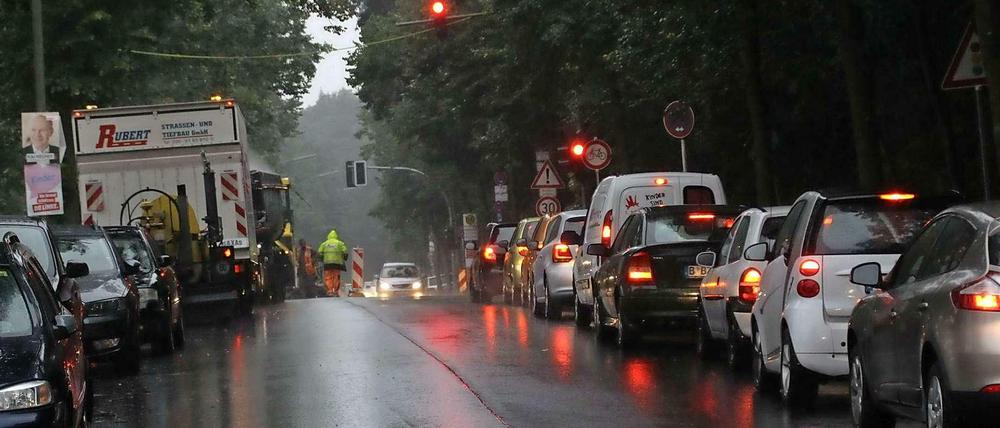 Auch hier stauen sich die Fahrzeuge wieder vor einer Baustellenampel.