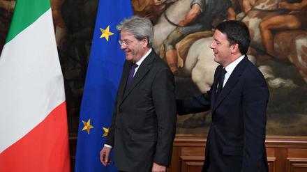 Zwei, die Bescheid wussten: Paolo Gentiloni, einst Außenminister und der frühere Premier Matteo Renzi (rechts), dessen Nachfolger er Anfang des Jahres wurde.