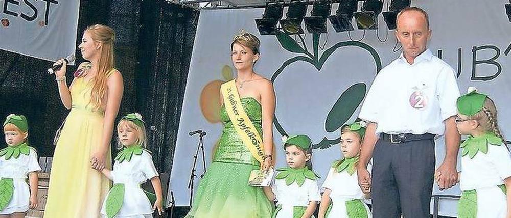 Wenn ich Apfelkönig von Guben wär. Marko Steidel (rechts) scheiterte im vergangenen Jahr bei der Wahl zur Gubener Symbolfigur an seiner Konkurrentin Antonia Lieske (links). Sie erhielt die Krone von der vorherigen Gubener Apfelkönigin Jessica Sroka (Mitte).