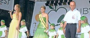 Wenn ich Apfelkönig von Guben wär. Marko Steidel (rechts) scheiterte im vergangenen Jahr bei der Wahl zur Gubener Symbolfigur an seiner Konkurrentin Antonia Lieske (links). Sie erhielt die Krone von der vorherigen Gubener Apfelkönigin Jessica Sroka (Mitte).
