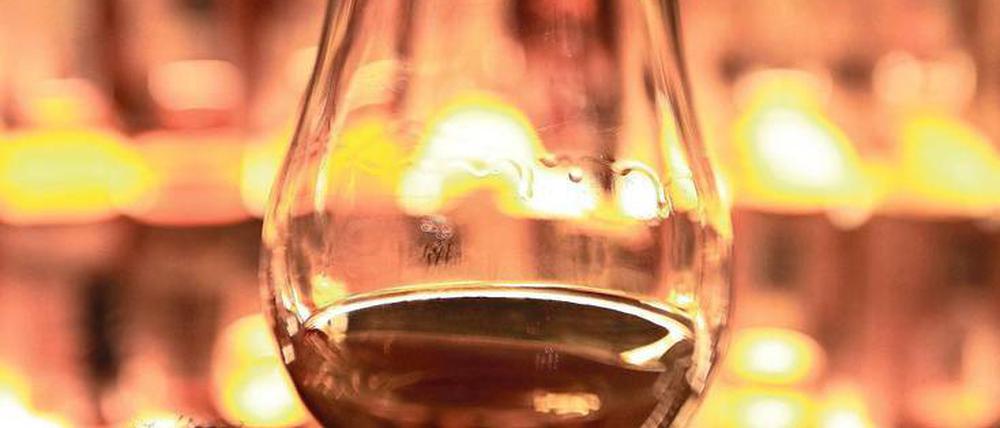 Whiskey mit Schuss. Ein Spritzer Wasser bringt bestimmte Aromastoffe zur Geltung.