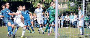 Das ging gut los. Zum Saisonstart in der Oberliga siegten die Zehlendorfer (in blau) 2:1 beim SC Staaken. 