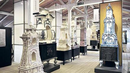 300 Jahre Ofenkultur sind im Dachgeschoss der Kachelfabrik in Velten zu sehen. Prunkstück ist der blauweiße Stockelsdorfer Ofenaufsatz von 1775 (rechts). 