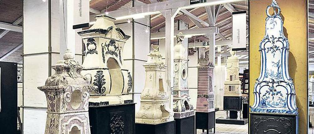 300 Jahre Ofenkultur sind im Dachgeschoss der Kachelfabrik in Velten zu sehen. Prunkstück ist der blauweiße Stockelsdorfer Ofenaufsatz von 1775 (rechts). 