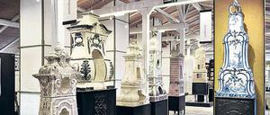 300 Jahre Ofenkultur sind im Dachgeschoss der Kachelfabrik in Velten zu sehen. Prunkstück ist der blauweiße Stockelsdorfer Ofenaufsatz von 1775 (rechts). 