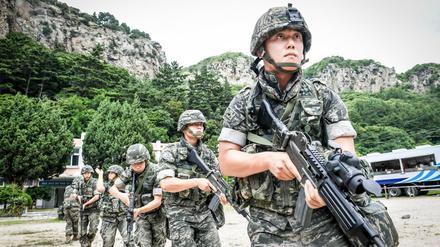 Südkoreanische Soldaten nehmen an der Küste der Insel Ulleung (Südkorea) an einem Manöver der US-Marine teil.