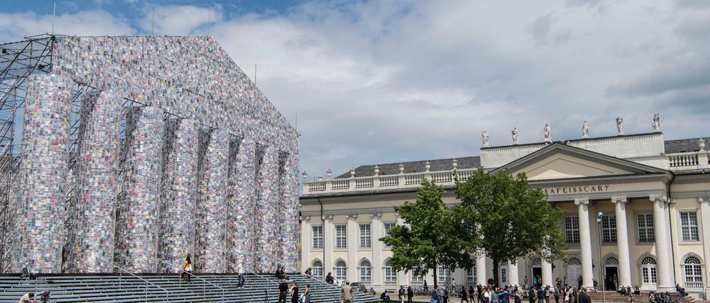 Die umstrittene Performance soll ab 24. August im Fridericianum stattfinden (rechts). Links im Bild der "Parthenon der verbotenen Bücher" auf dem Kasseler Friedrichsplatz .