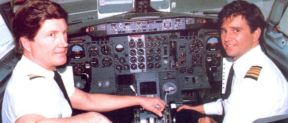 Die Lundgrens saßen bei Air Berlin im Cockpit: Vater Kim (links) und Sohn Shane Lundgren auf einem Foto aus dem Jahr 1989. Shane flog bis 2012 gelegentlich für Air Berlin. Der US-Amerikaner Kim, der die Airline 1978 gegründet hatte, sagte jetzt dem Tagesspiegel, er hoffe auf das Überleben der Marke, „ da es eine Fluggesellschaft mit einer einzigartigen Geschichte und Verbindung zu Berlin ist“.