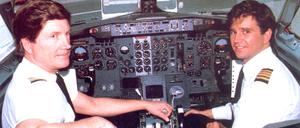 Die Lundgrens saßen bei Air Berlin im Cockpit: Vater Kim (links) und Sohn Shane Lundgren auf einem Foto aus dem Jahr 1989. Shane flog bis 2012 gelegentlich für Air Berlin. Der US-Amerikaner Kim, der die Airline 1978 gegründet hatte, sagte jetzt dem Tagesspiegel, er hoffe auf das Überleben der Marke, „ da es eine Fluggesellschaft mit einer einzigartigen Geschichte und Verbindung zu Berlin ist“.