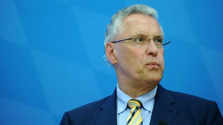 Findet "Kriegserklärung" von Ultras an den DFB skandalös: Bayerns Innenminister Joachim Herrmann (CSU).