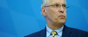 Findet "Kriegserklärung" von Ultras an den DFB skandalös: Bayerns Innenminister Joachim Herrmann (CSU).