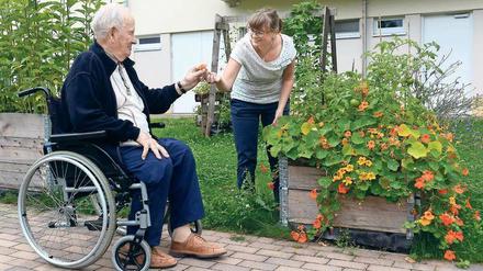 Bewohner Gerhard Nagli und eine Mitarbeiterin vom Sozialdienst. 