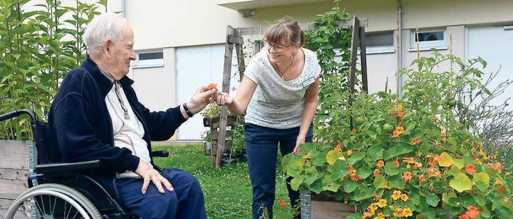 Bewohner Gerhard Nagli und eine Mitarbeiterin vom Sozialdienst.