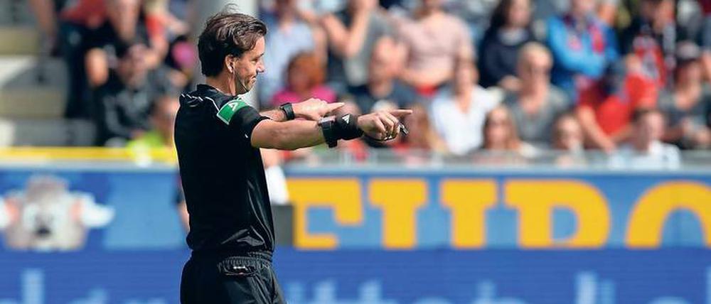 Noch im Spiel. Manuel Gräfe pfiff am Sonntag das Bundesliga-Spiel zwischen dem SC Freiburg und Eintracht Frankfurt. 