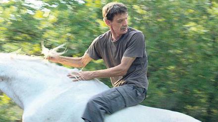 Cowboy ohne Hut. Meinhard (Meinhard Neumann), ein deutscher Bauarbeiter auf Montage auf der bulgarisch-griechischen Grenze. "Western" feierte Weltpremiere in Cannes und kommt am Donnerstag in die Kinos.
