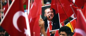 Im Sommer 2016 kamen Tausende nach Köln, um Erdogan zuzujubeln. Doch Kenner der türkischen Community halten seinen Einfluss auf die Türken in Deutschland für begrenzt.
