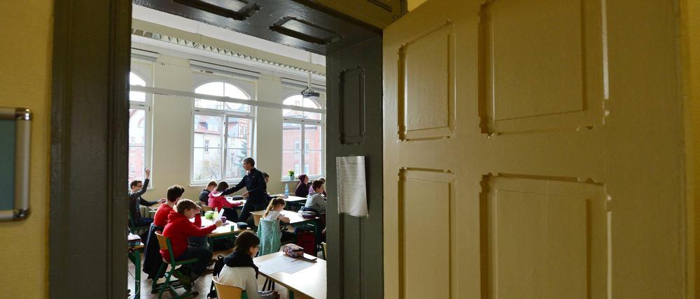 Blick in ein Klassenzimmer.