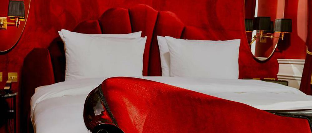 Überall Samt. Die großen Zimmer bieten ein Kingsize-Bett in blutigem Rot, auch die Tapeten sind aus Samt.