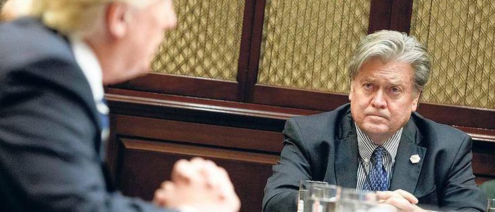 Stephen Bannon (r.) soll Donald Trump zuletzt mit einem Interview verärgert haben.