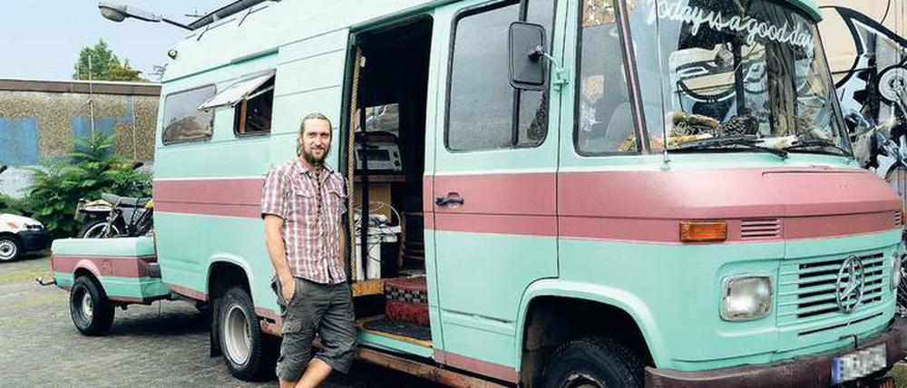 Philipp vor seinem Bus