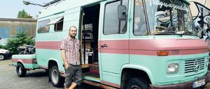 Philipp vor seinem Bus