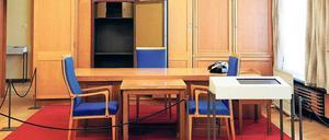 Das Stasimuseum in der Ruschestraße zeigt an historischem Ort den Schreibtisch von Erich Mielke.