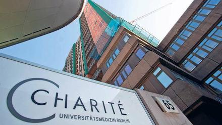 Eine Dauerbaustelle ist der Charité-Turm (im Bild vor der Sanierung) heute nicht - seit Jahren aber wird um die Löhne der Mitarbeiter gestritten.