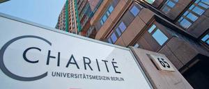 Eine Dauerbaustelle ist der Charité-Turm (im Bild vor der Sanierung) heute nicht - seit Jahren aber wird um die Löhne der Mitarbeiter gestritten.
