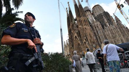 Ein Polizist steht am Sonntag in der Nähe der Sagrada Familia in Barcelona.