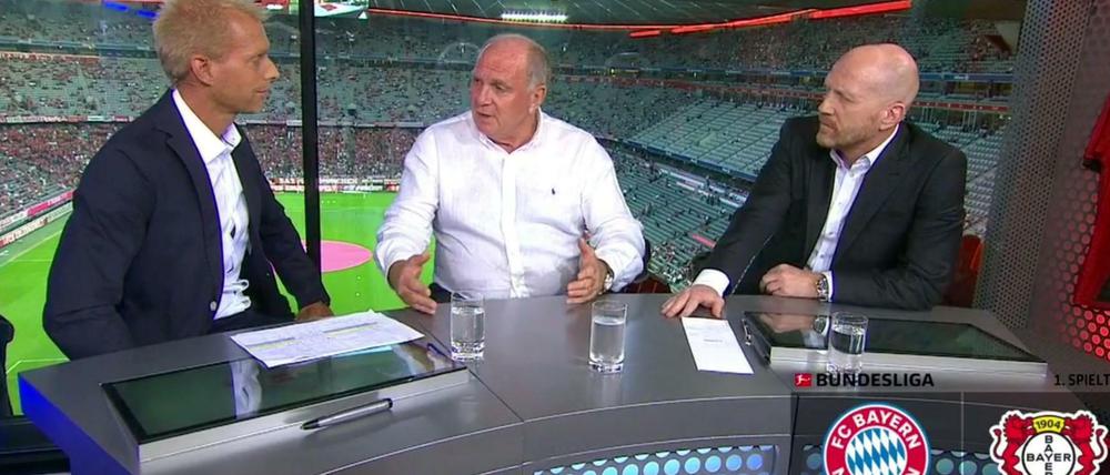 Die Stippvisite von Bayern-Präsident Uli Hoeneß (Mitte im Bild mit Moderator Jan Henkel, links, und Matthias Sammer als Experten) sicherte dem neuen Bundesliga-Livesender Eurosport die nötige Aufmerksamkeit für den ersten Matchday.