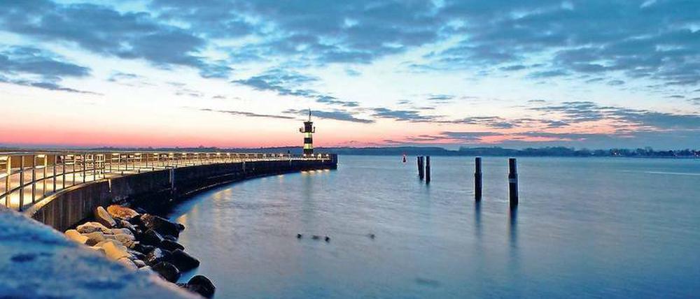 Weit hinaus geht es von der Mole ins Meer. 