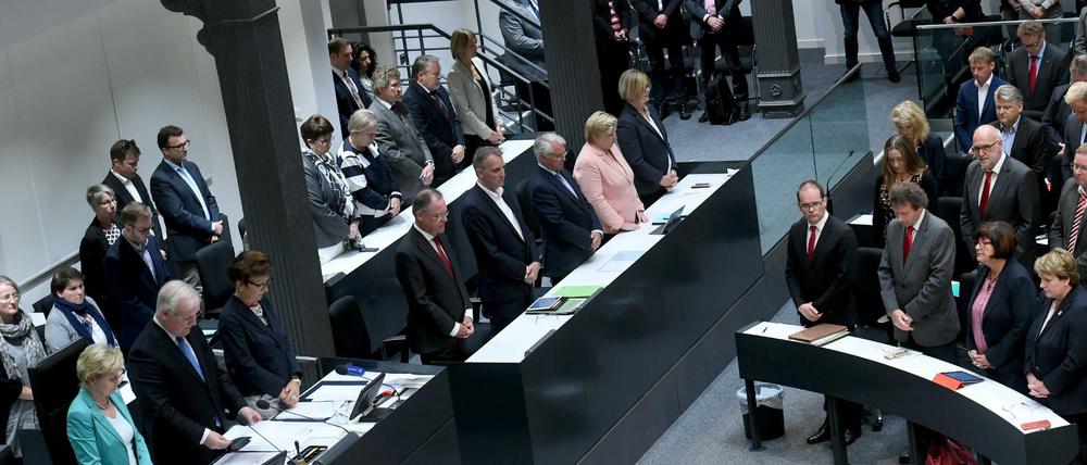 Die Minister, Abgeordnete und Gäste im Landtag von Niedersachsen gedenken am Montag während einer Schweigeminute der Terroropfer von Barcelona.