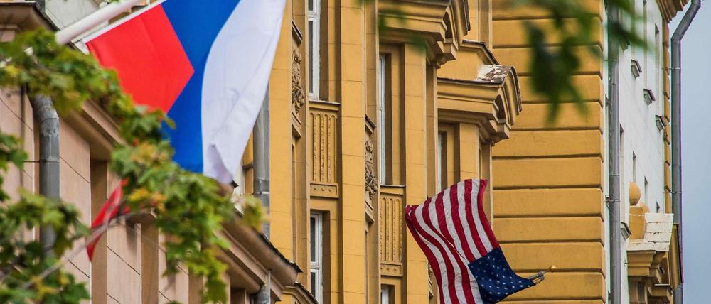 Eine russische Fahne neben der US-Botschaft in Moskau. 