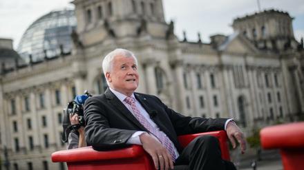 Horst Seehofer beim Interview vor der Kulisse des Reichstags.