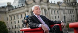 Horst Seehofer beim Interview vor der Kulisse des Reichstags.