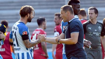 Läuft doch. Marvin Plattenhardt (l) und Trainer Pal Dardai.