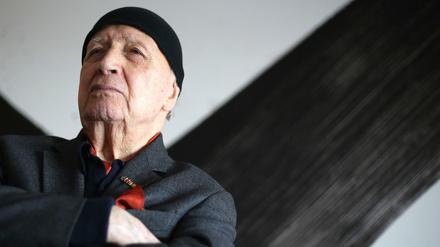 Die Welt in Schwarz-Weiß. Karl Otto Götz vor einem seiner Bilder.