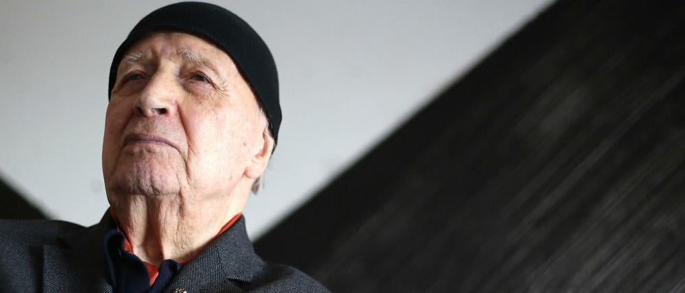 Die Welt in Schwarz-Weiß. Karl Otto Götz vor einem seiner Bilder.