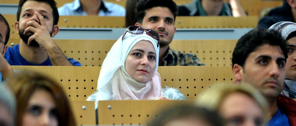 Ausnahme Uni: Studenten in Bremen bei einer Einführungsveranstaltung in einem Hörsaal. Sie sind Flüchtlinge aus verschiedenen Ländern, vor allem aus Syrien.