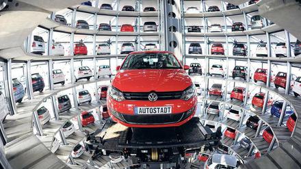 Neues Auto. Händler wie VW hoffen auf ein gutes Neuwagengeschäft. 