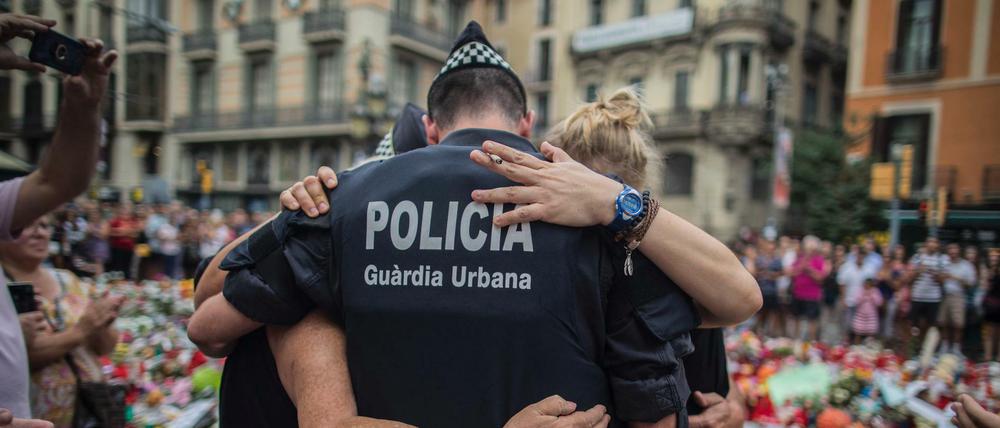 Trauer um die Opfer des Anschlags in Barcelona auf der Flaniermeile Las Ramblas Gedenken