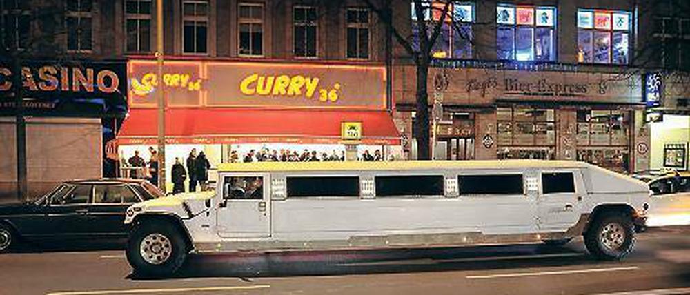 Wenn schon Zweite-Reihe-Parken, dann richtig: Mit der Stretch-Limousine zur Currywurst-Bude.
