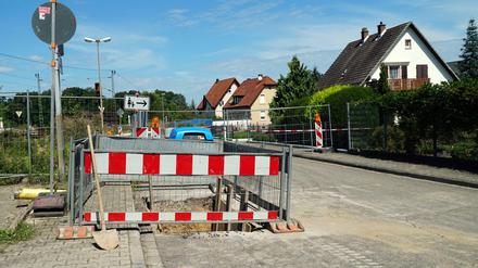 Blick in ein Wohngebiet an der Rheintal-Bahnstrecke bei Rastatt, in dem wegen einer Absenkung insgesamt vier Einfamilienhäuser evakuiert wurden.