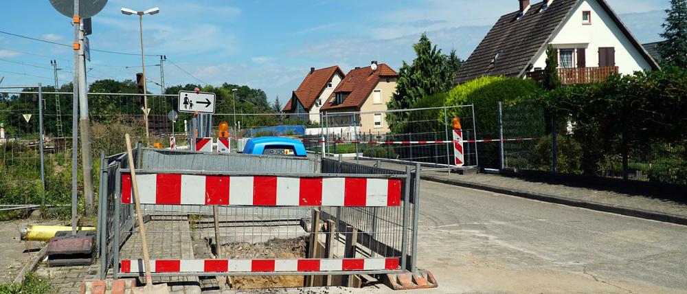 Blick in ein Wohngebiet an der Rheintal-Bahnstrecke bei Rastatt, in dem wegen einer Absenkung insgesamt vier Einfamilienhäuser evakuiert wurden.